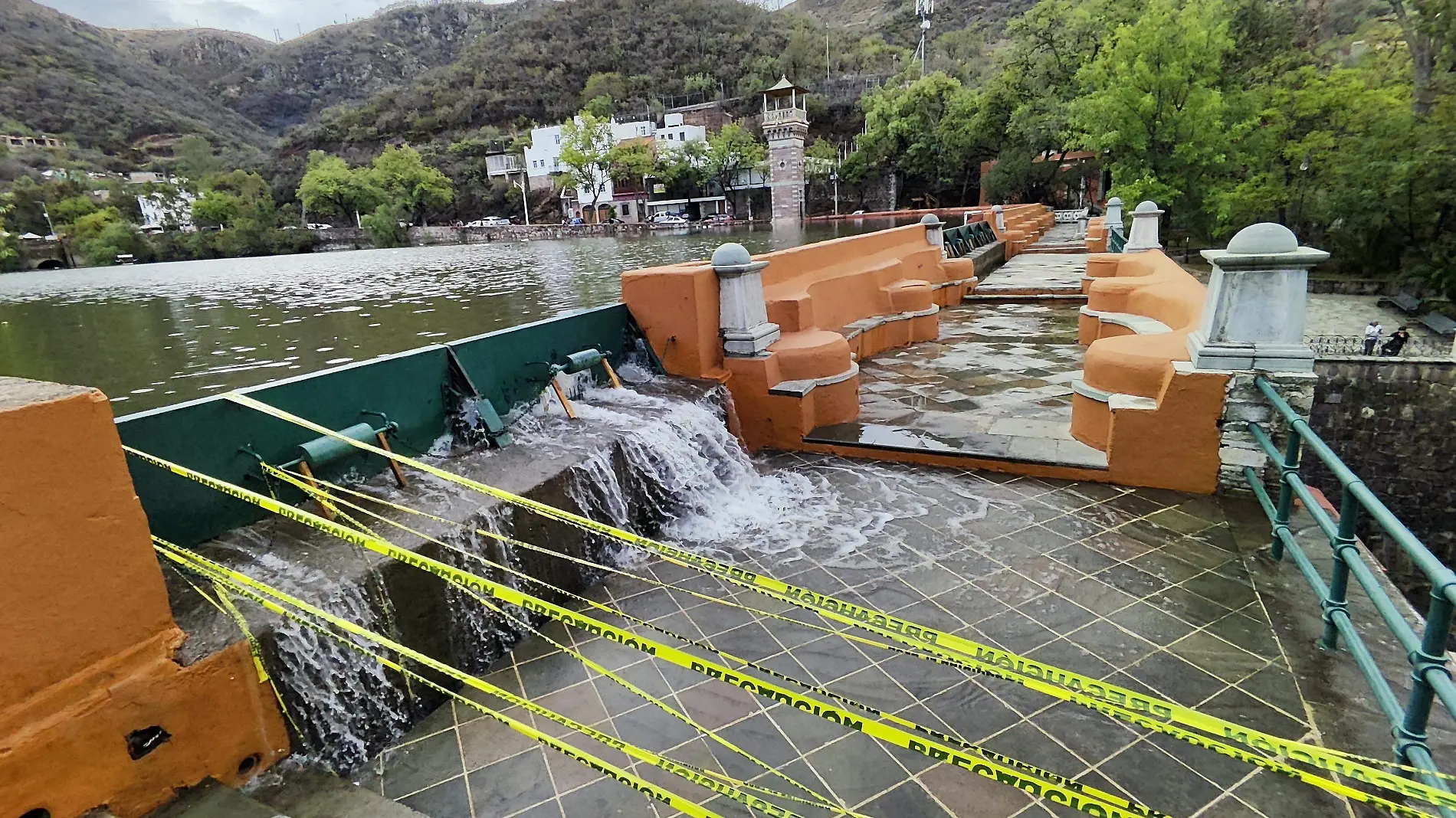 ACORDONAN LA PRESA DE LA OLLA PARA VIGILAR LAS COMPUERTAS